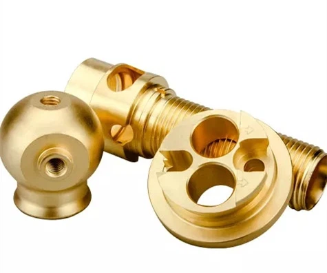 Como se comparam os acessórios de fixação de latão com os acessórios de fixaç...